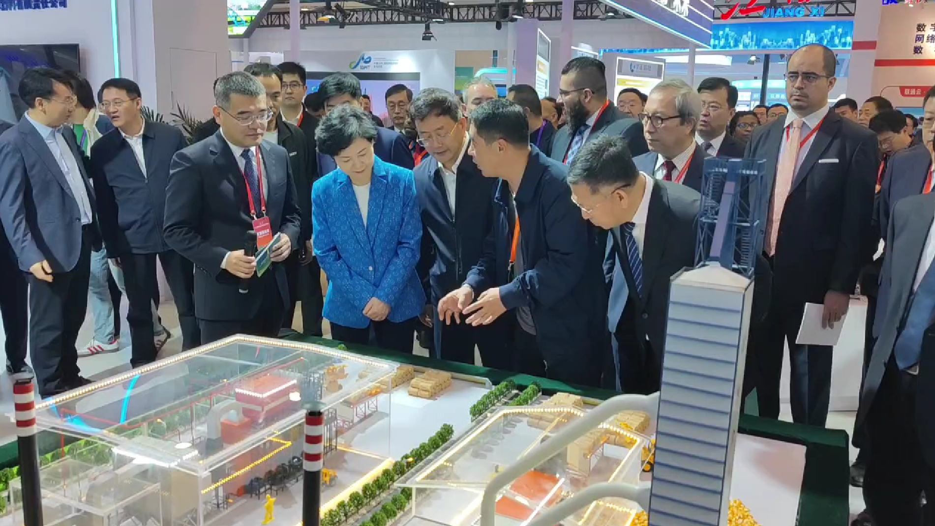 海倫利民秸稈直燃鍋爐亮相APEC技展會，工信部副部長徐曉蘭蒞臨參觀