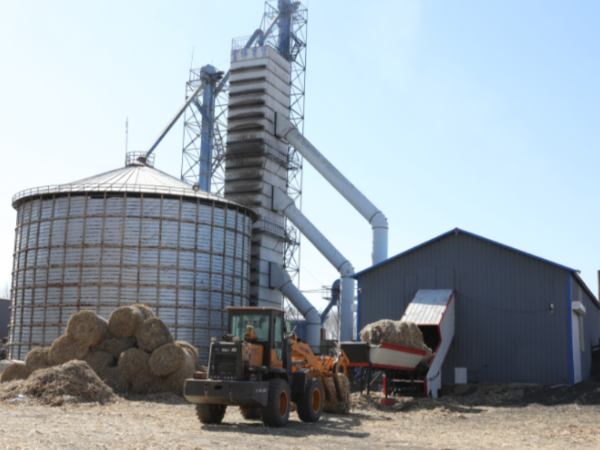 煤價(jià)上漲，糧食烘干用上生物質(zhì)秸稈大包直燃熱風(fēng)爐，一年省下30萬(wàn)